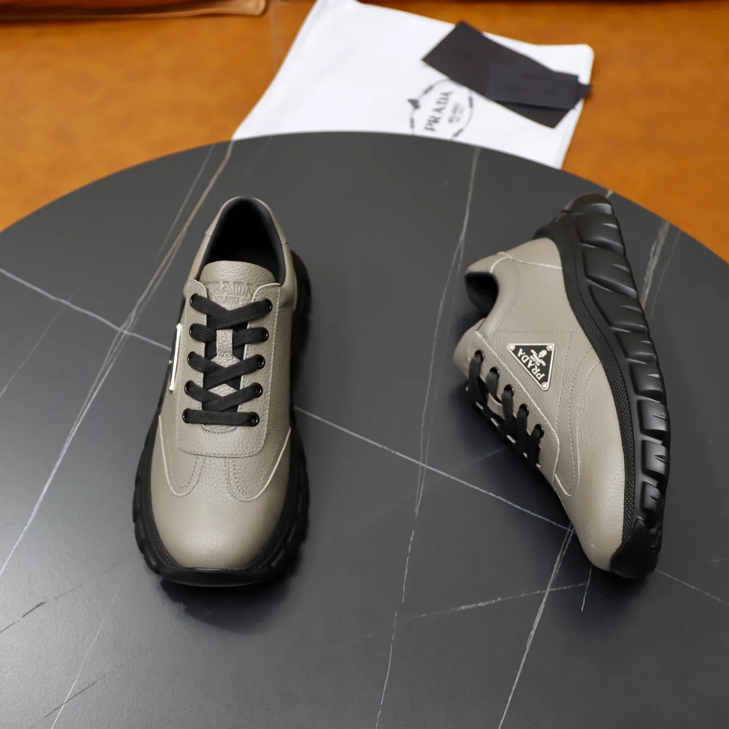 Factory price: 720💰Top original order Brand: PRADA (Prada) Standard code: Men's size 38/44 (45 can be customized) Grade: Same as the official website Material: Original cowhide stitching, cowhide lining, original combination two-color wear-resistant soft outsole Style category: casual sports version, young fashion, European and American trend, British style Color: actual picture color